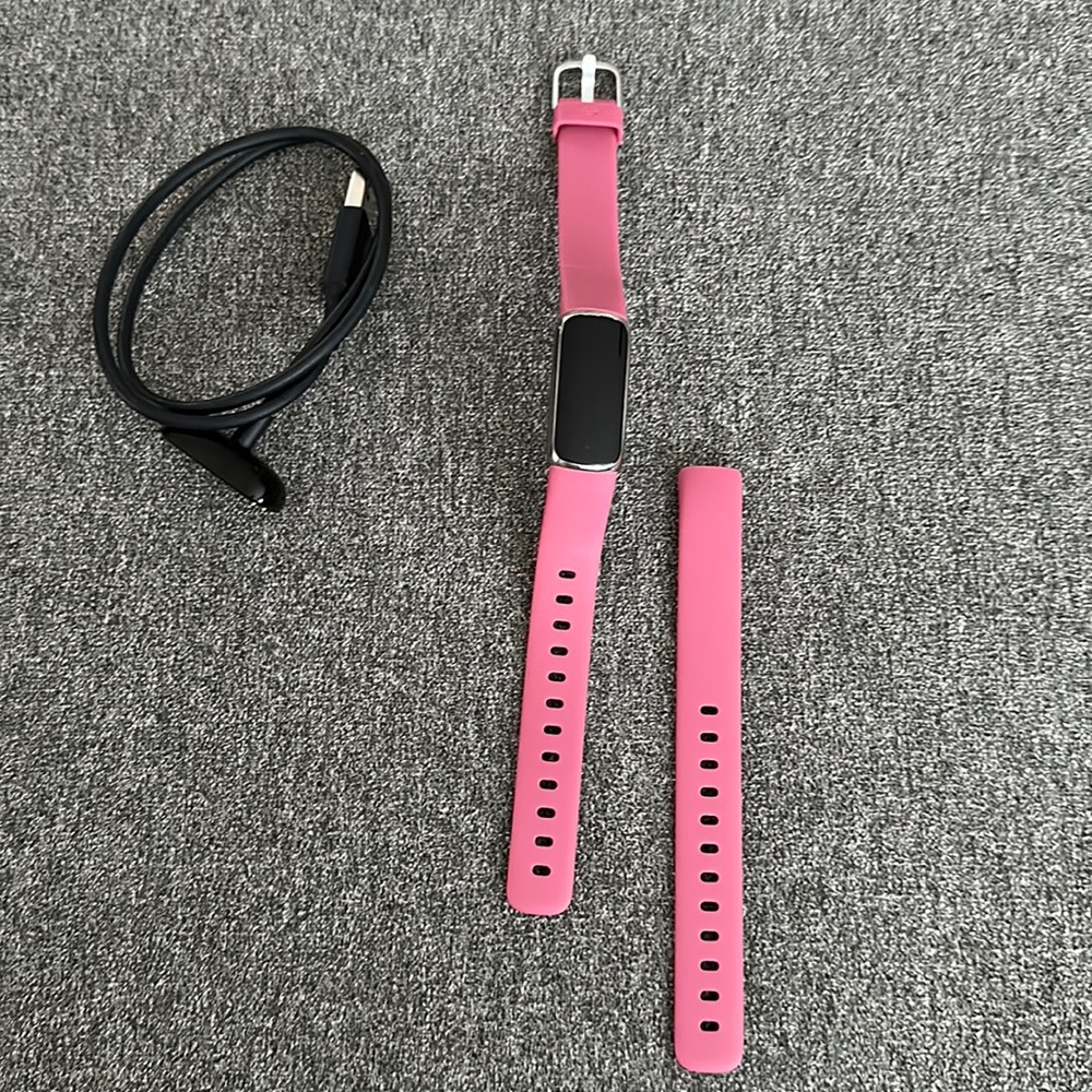 Fitbit Luxe activity tracker - platinum with orchid pink band